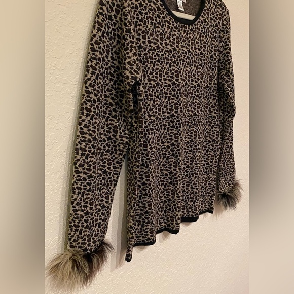 Chico’s Design Leopard Print Long Sleeve Top Fur Trim Around Wrists Size 1, US M - Picture 3 of 8
